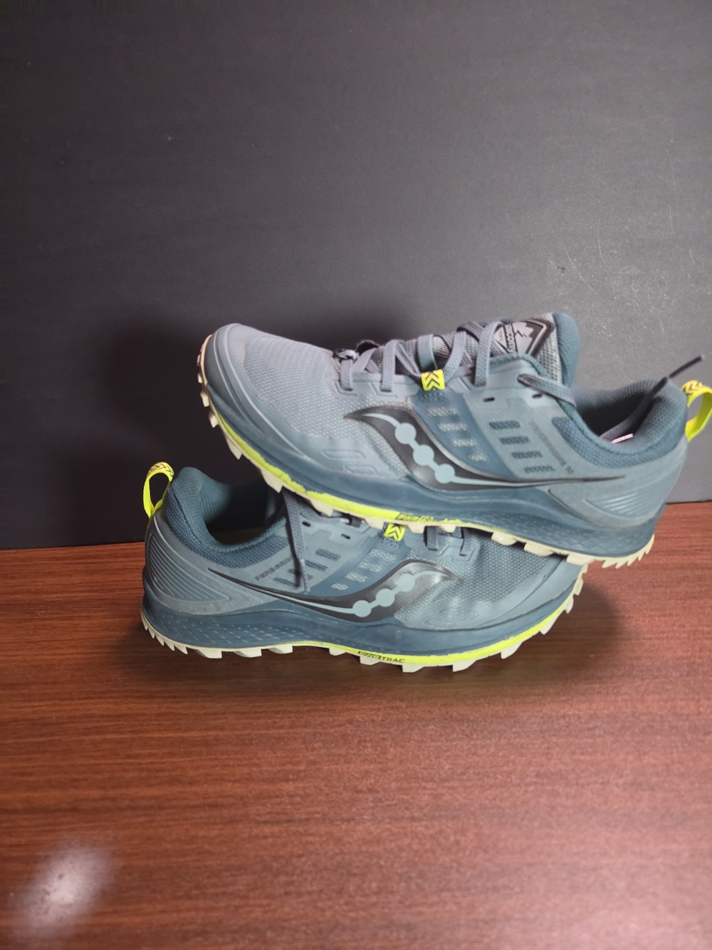 Saucony Men's Blue Trail Running Shoes with Neon Accents Size 9